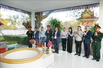 Vietnamese Embassy in Laos pays tribute to fallen combatants